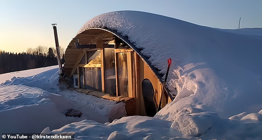 Умелец построил домик для хоббитов в сибирской глуши