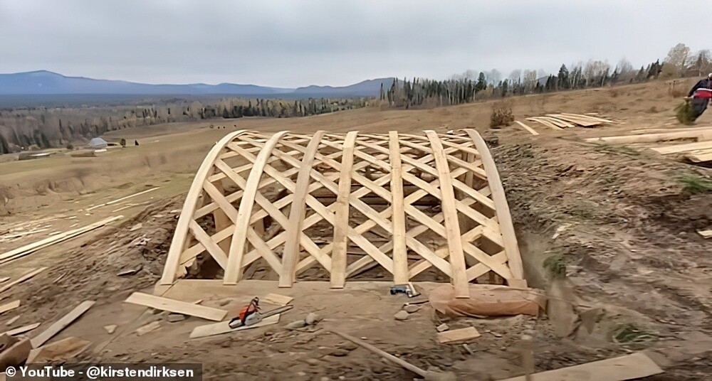 Умелец построил домик для хоббитов в сибирской глуши