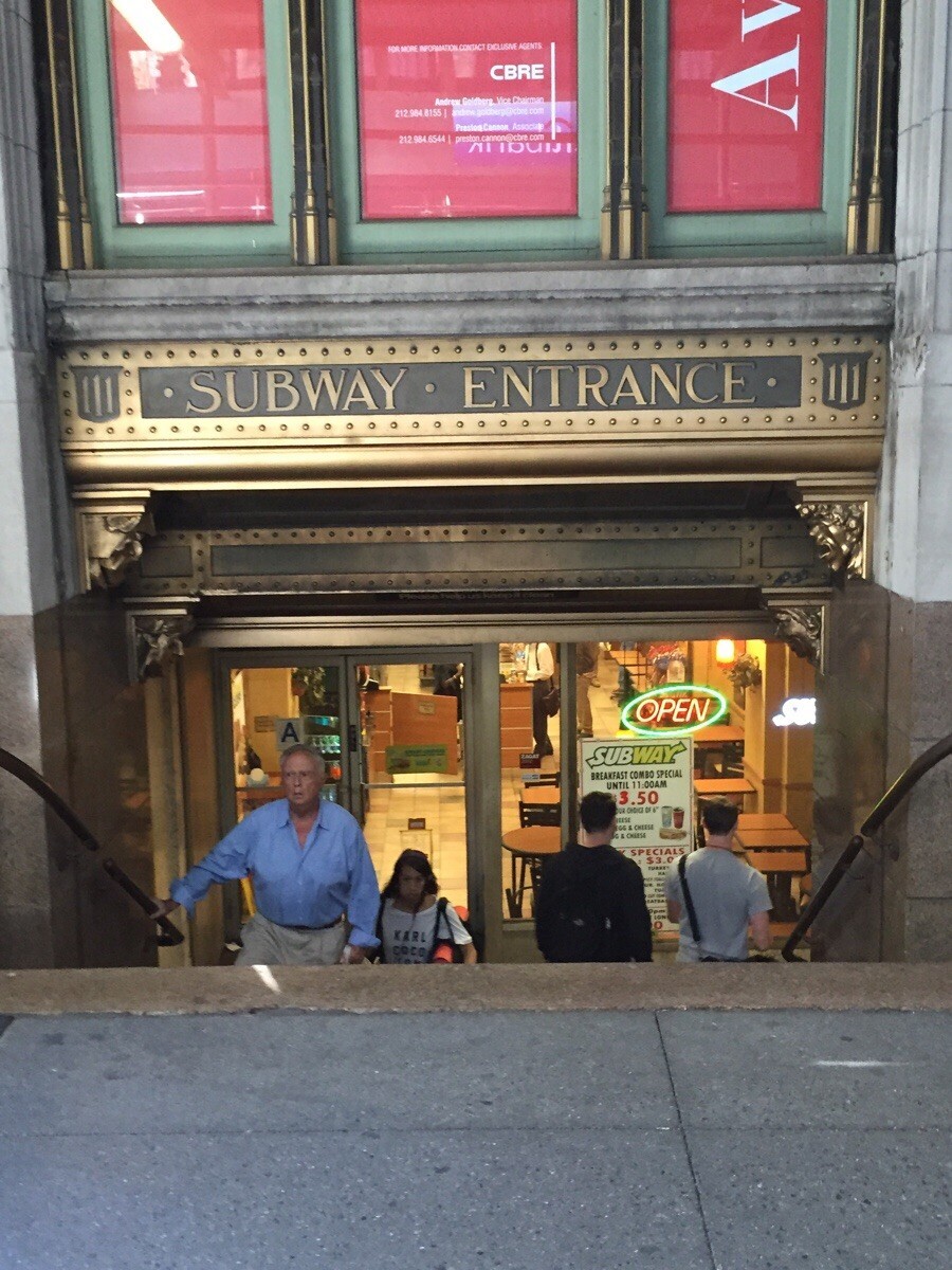 14. Метро закрылось, поэтому компания Subway воспользовалась возможностью, чтобы открыть ресторан