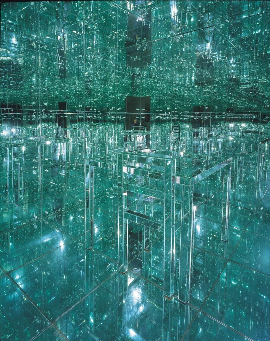 17. Группа дизайнеров создала реальную комнату, где все стороны покрыты зеркалами, дополненными прозрачной мебелью