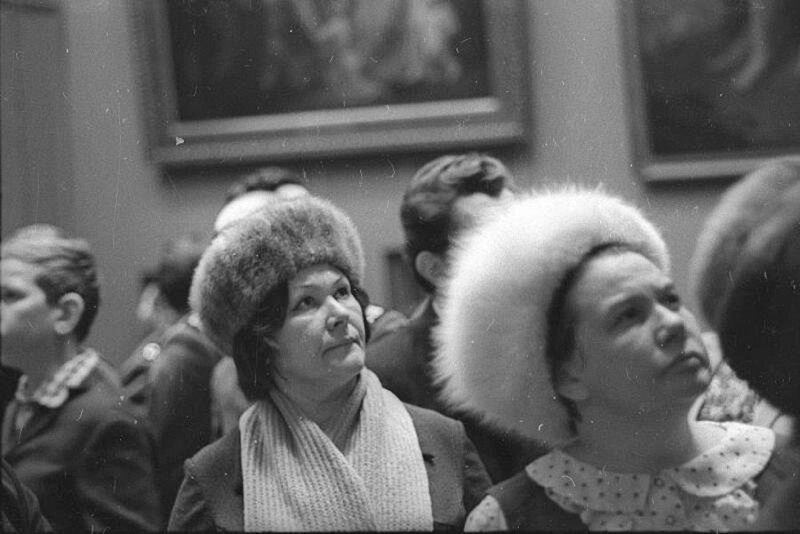 Почему советские женщины не снимали шапку в помещении?
