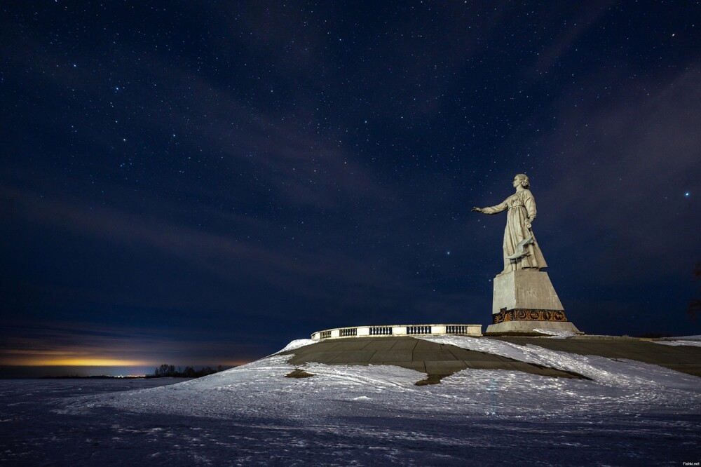 Монумент "Мать-Волга" под звездами