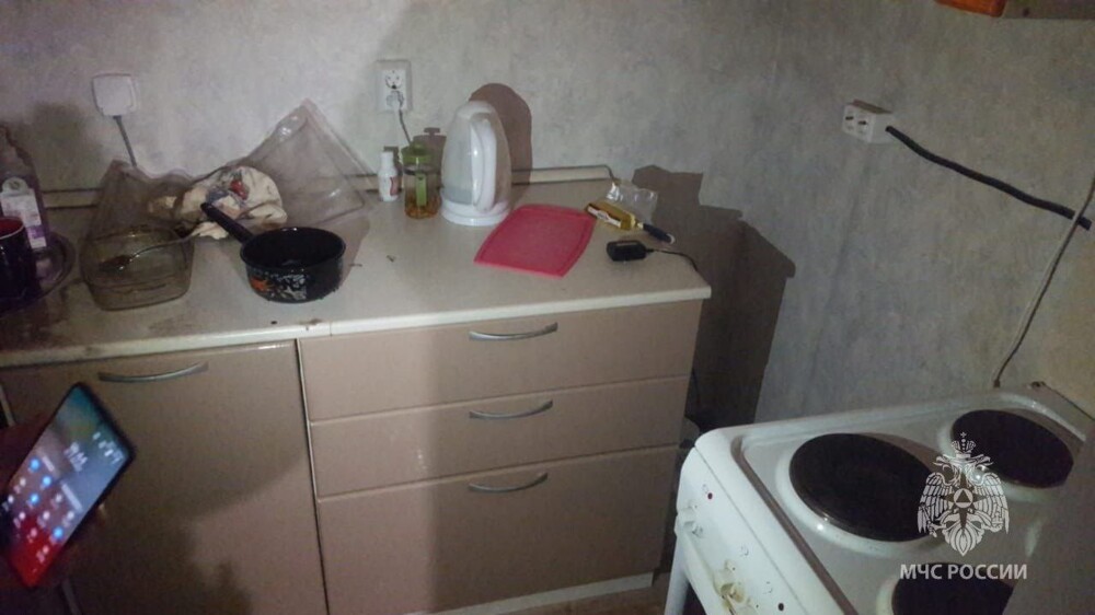 В Екатеринбурге девушка пыталась потушить горящее масло водой и устроила в квартире взрыв