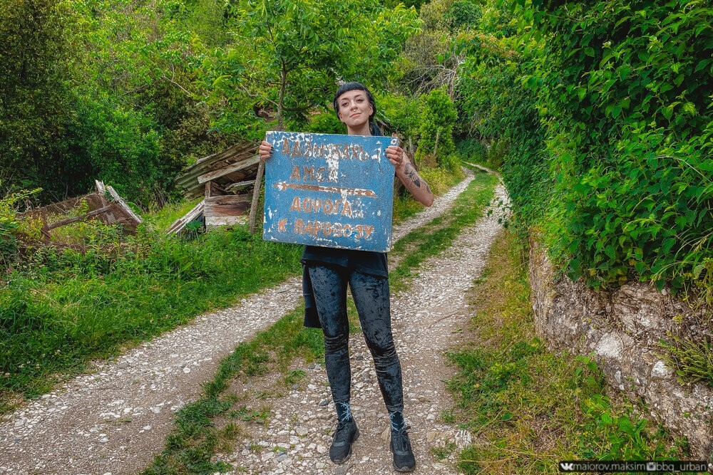 В абхазских горах нашли 120-летний паровоз, рядом с которым похоронен его машинист!