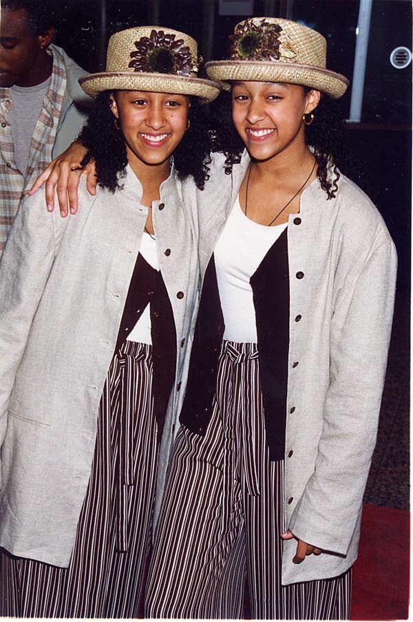 15. Тиа и Тамера Моури на своей первой совместной красной дорожке в 1994 году