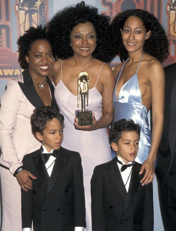 20. Трейси Эллис Росс и Эван Росс (вместе со своей семьей, включая знаменитую маму, Диану Росс) на первой совместной красной дорожке в 1995 году