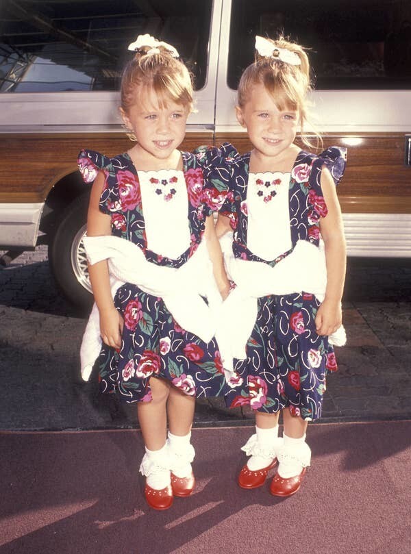 12. Мэри-Кейт и Эшли Олсен на своей первой совместной красной дорожке в 1991 году