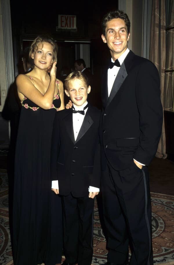 21. И наконец, вот Кейт Хадсон, Уайат Рассел и Оливер Хадсон на самой первой совместной красной дорожке в 1997 году