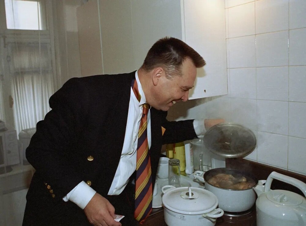 14. Вячеслав Зайцев у себя на кухне, 1994 год