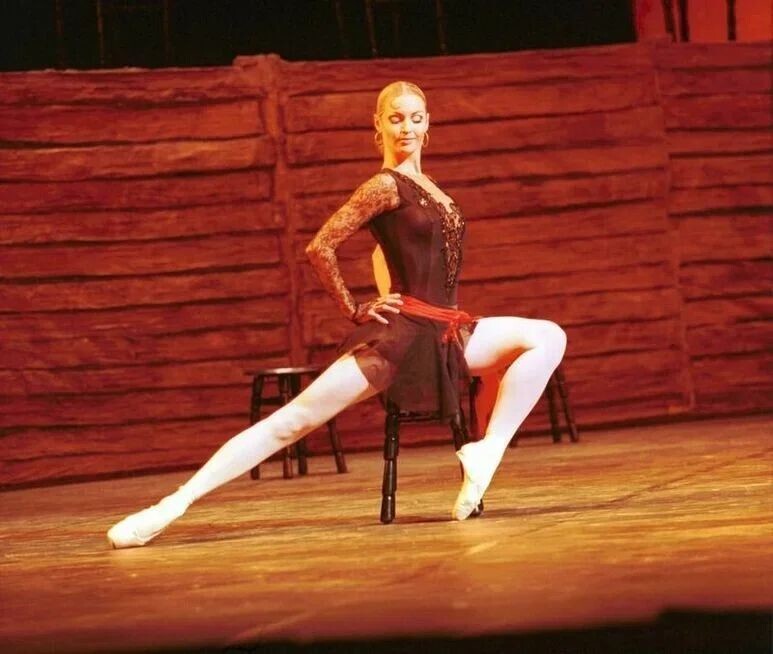 5. Анастасия Волочкова на репетиции балета "Кармен-сюита", 1996 год