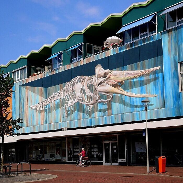 Голландский художник рисует граффити со смыслом