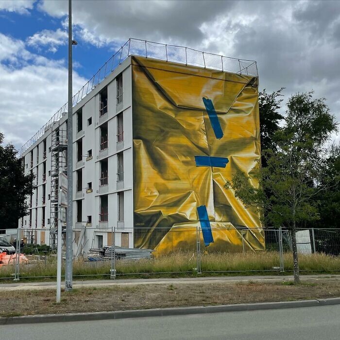 Голландский художник рисует граффити со смыслом