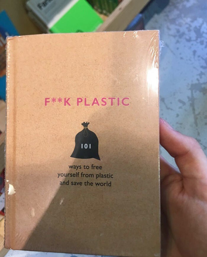 25. Книга с названием "К чёрту пластик! 101 способ отказаться от пластика и спасти мир"