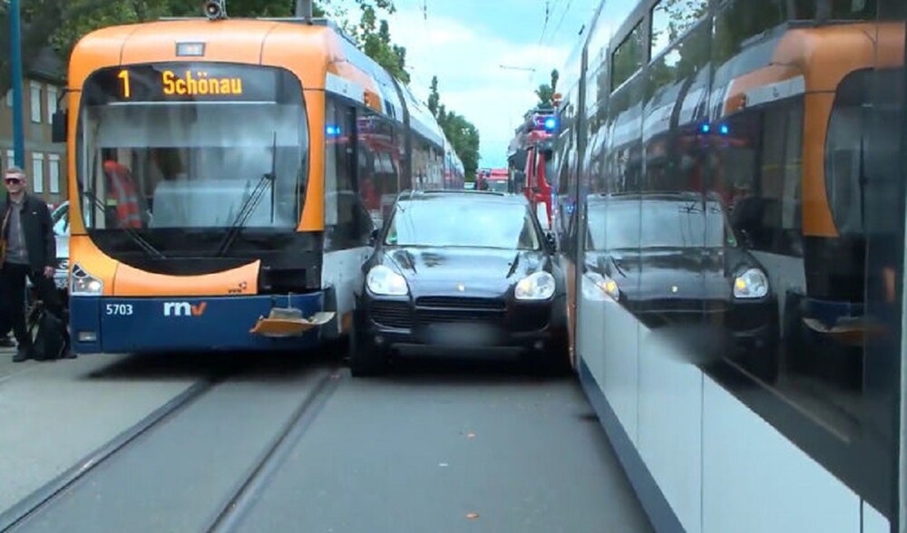 2. Водитель Porsche попытался обогнать трамвай, но застрял между двумя поездами