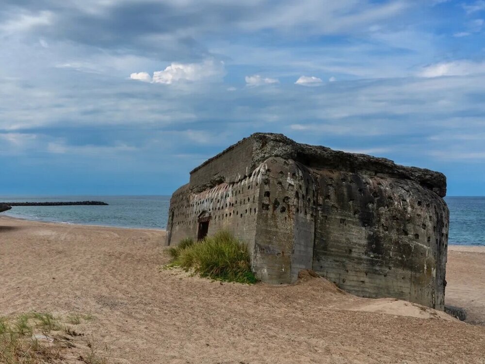 Как выглядят остатки немецкой заградительной стены из бункеров вдоль Атлантики, оставшиеся со Второй мировой
