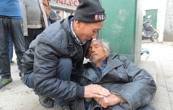 Почему в Китае не горят желанием помогать незнакомцам на улице