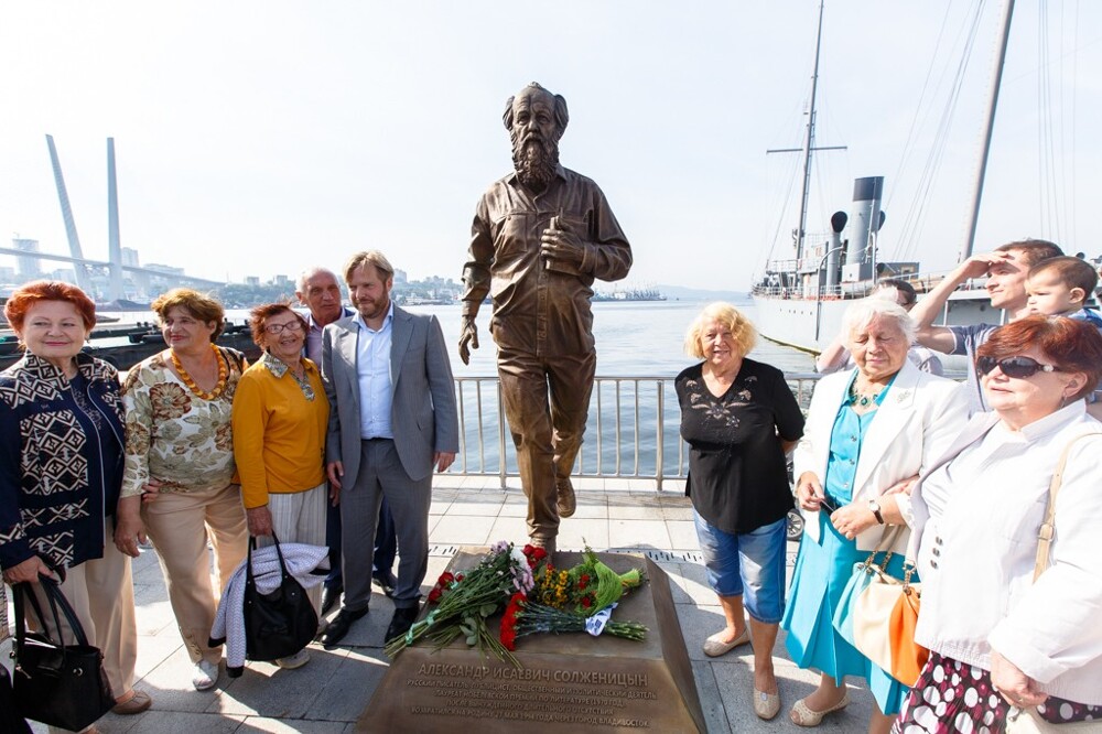 Суд отказал в сносе памятника Солженицыну во Владивостоке