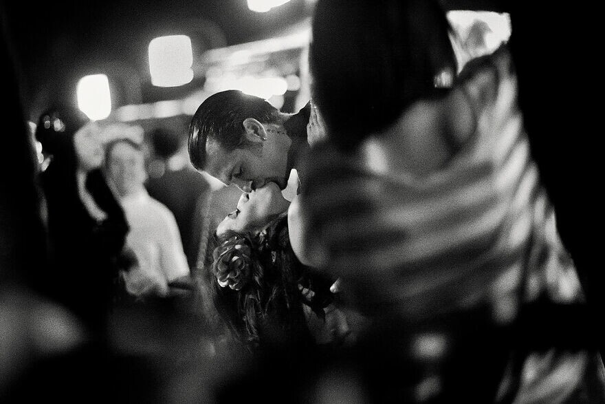 4. «Поцелуй» из серии «Уличная фотография Лос-Анджелеса», Джулия Дин