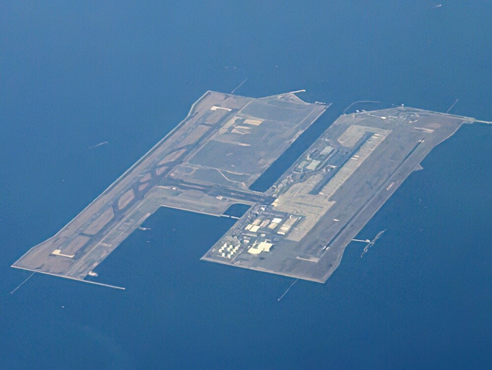 3. «В Японии есть аэропорт, расположенный буквально в океане. Его строительство обошлось в 20 миллиардов долларов... но он тонет»