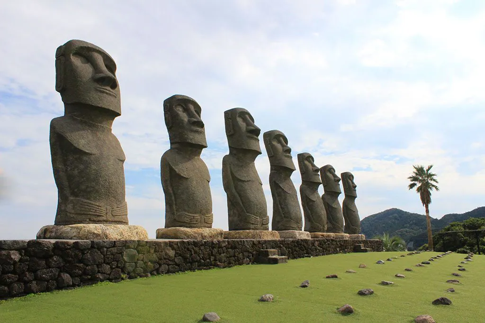 5. Статуи моаи в Японии