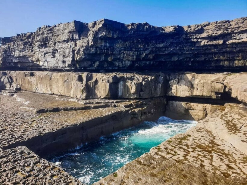 Природный бассейн Ирландии идеальной формы, который словно создан для плавания