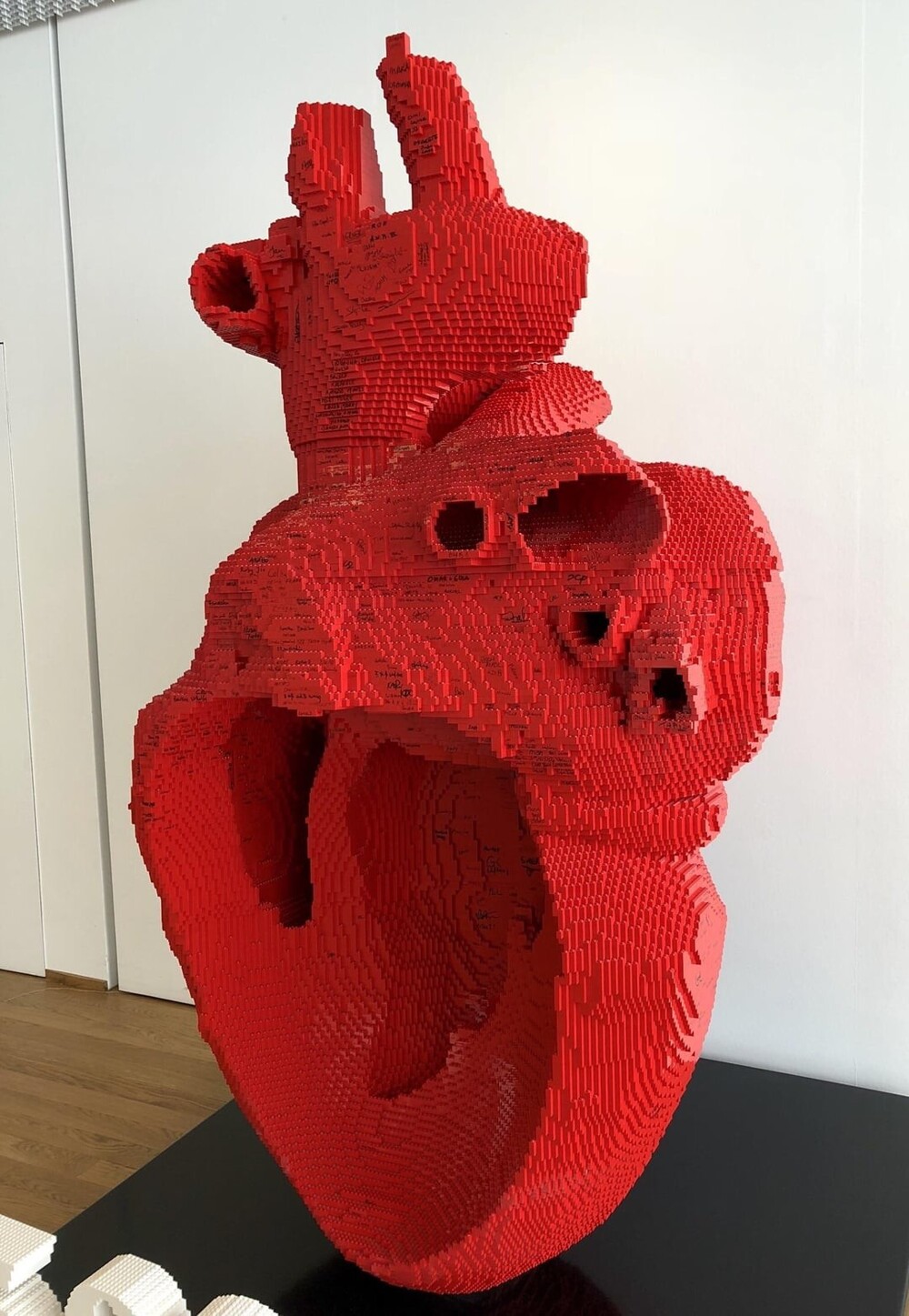 7. Гигантское сердце, сделанное из Lego