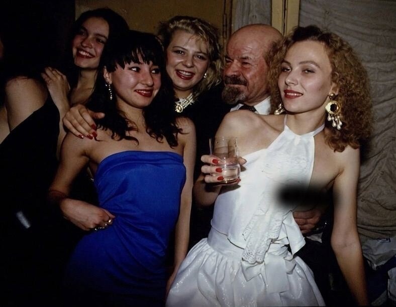 Довольный «Ленин» в окружении дам в ночном клубе Москвы, 1992 год
