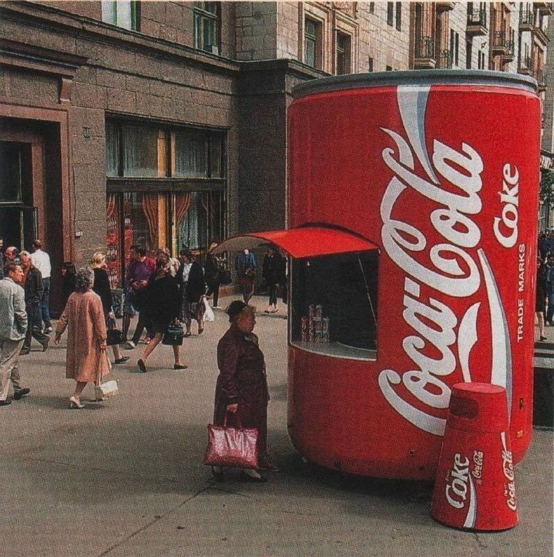 Киоск в виде банки Кока-колы. Москва, 1993 год