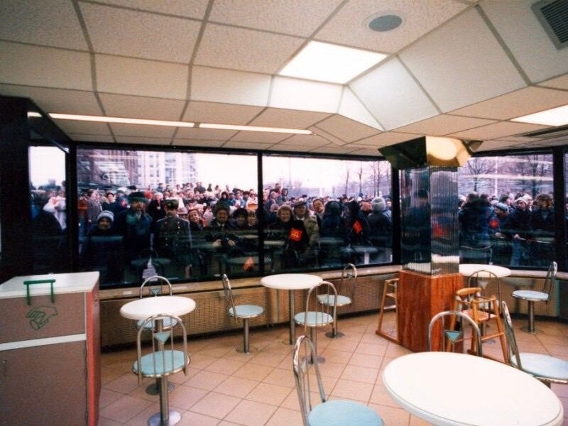 Перед открытием первого ресторана McDonald’s на Пушкинской площади в Москве. СССР. 1990 год