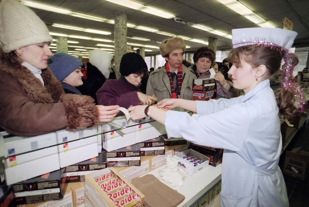 Первые покупатели шоколадной продукции «Марс». 1991 год