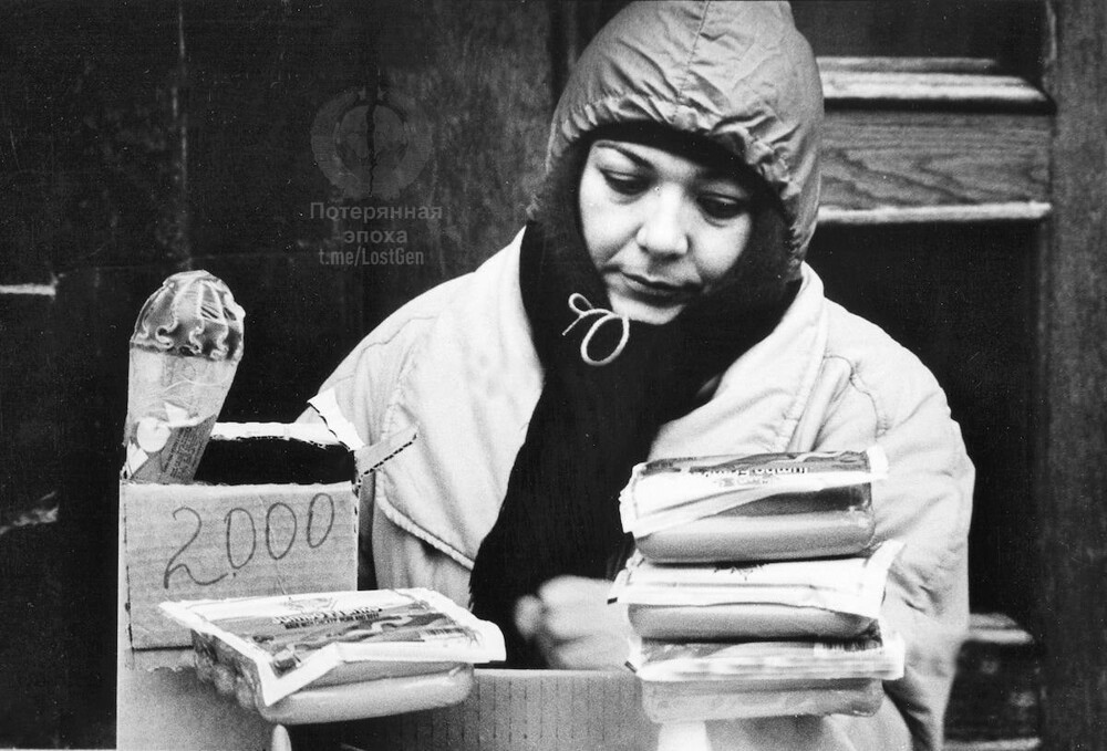 орговля сосисками и мороженым на московской улице, 1993 год