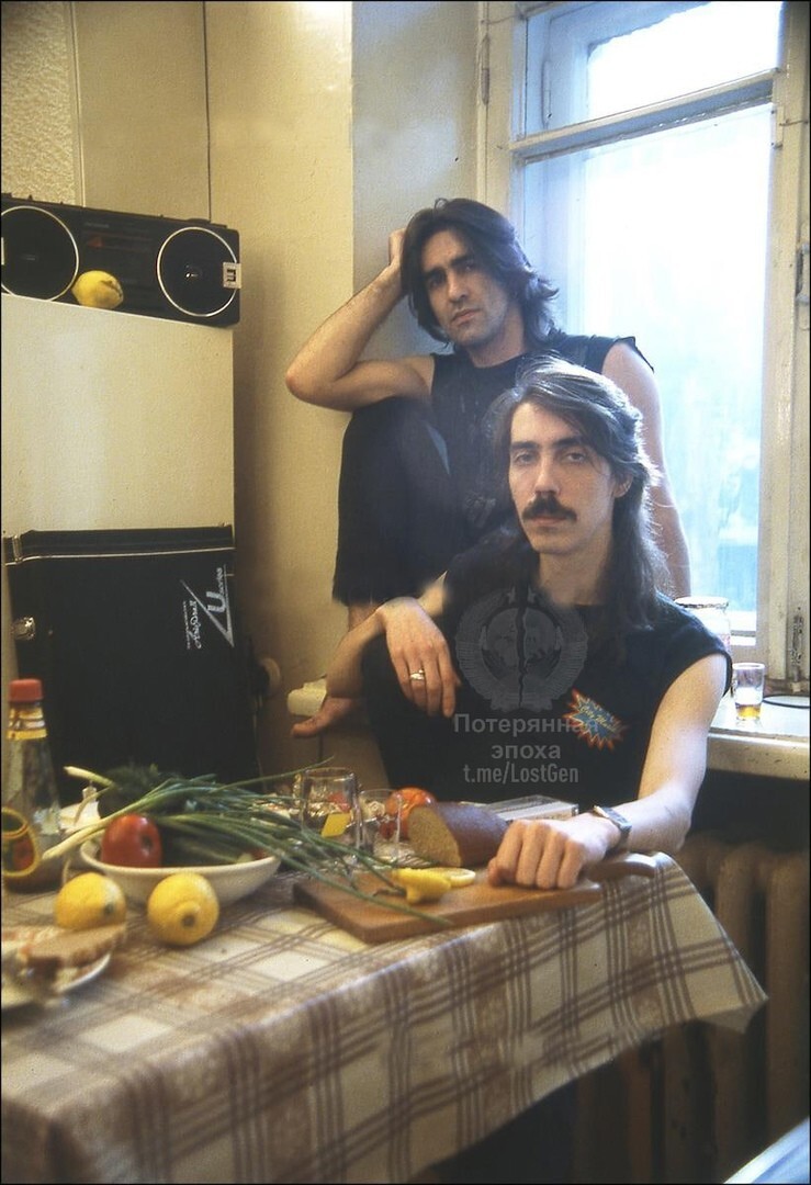 Вячеслав Бутусов и Дмитрий Умецкий в предвкушении завтрака, Москва 1996 год