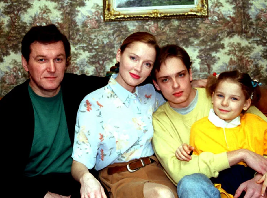 Телеведущая Лариса Вербицкая с супругом Александром Дудовым и детьми, 1997 год
