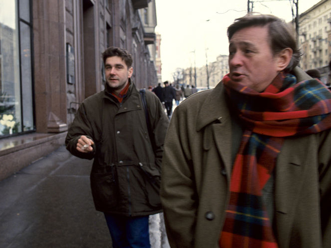 Сергей Маковецкий и Роман Виктюк гуляет по Тверской улице, 1994 год
