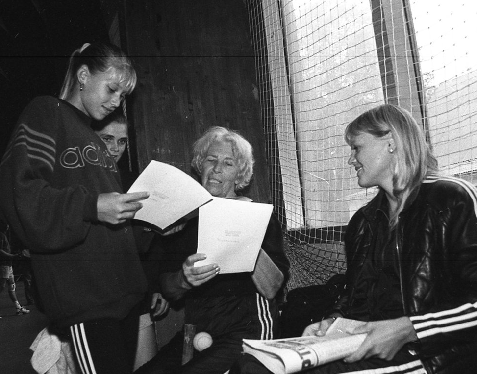 Анна Курникова со своим тренером Ларисой Преображенской и мамой Аллой, 1995 год