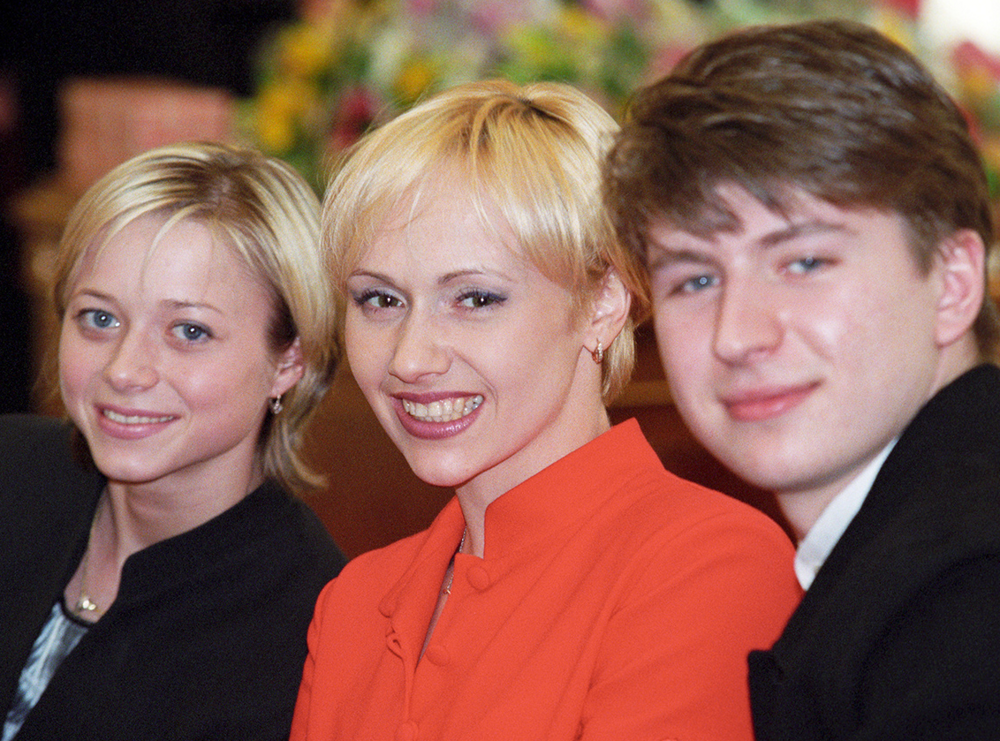 Фигуристы Елена Бережная, Мария Бутырская и Алексей Ягудин, 1999 год