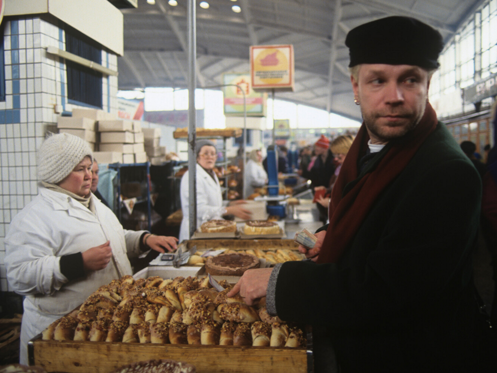 Борис Моисеев на рынке в Минске, 1996 год
