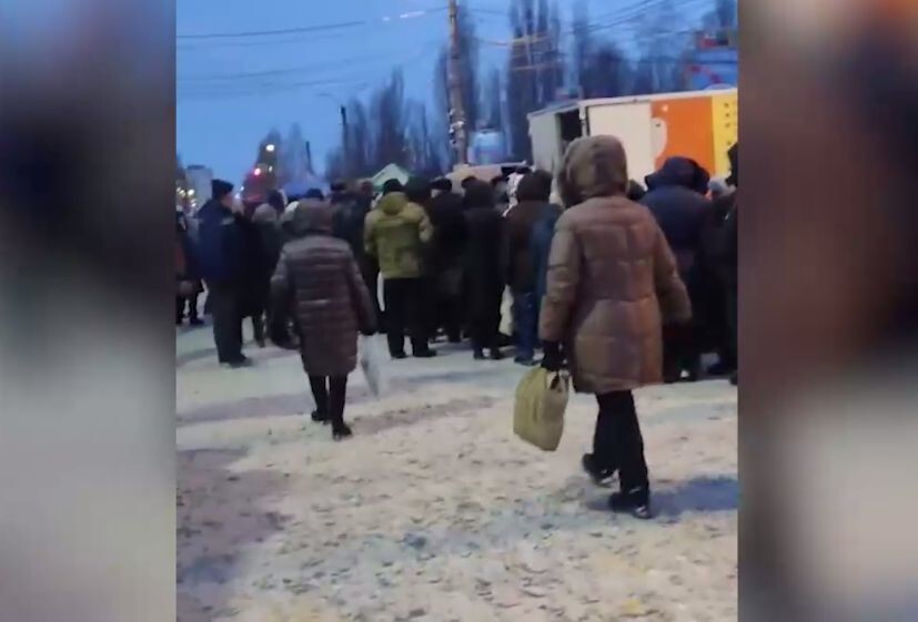 «Очередь как в Мавзолей при коммунизме»: сотни россиян выстроились в очередь за яйцами
