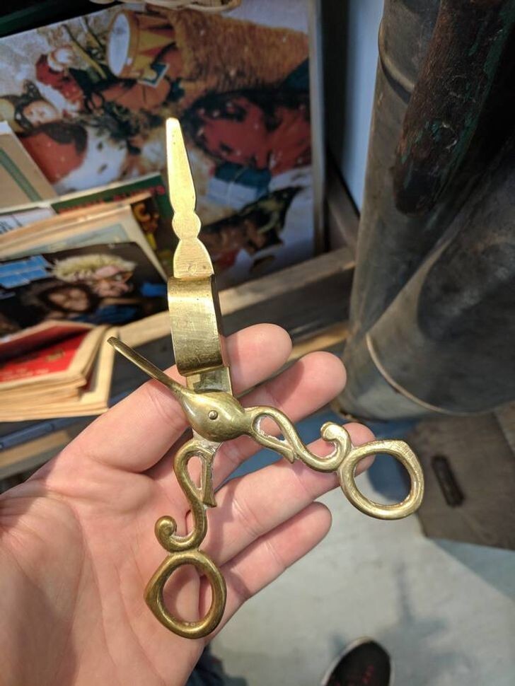 Это старые ножницы, специально предназначенные для обрезки фитилей свечей