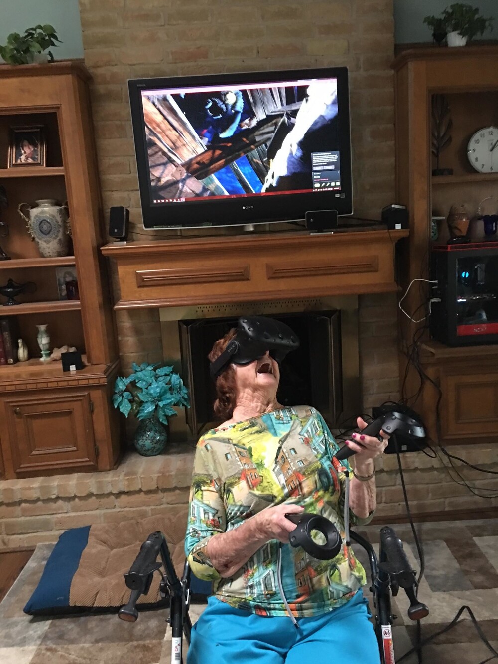 6. 96-летняя бабушка впервые видит виртуальный мир