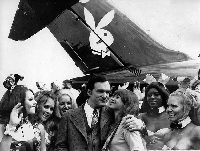 12. Хью Хефнер наслаждается успехом после своего первого полета на частном самолете Playboy