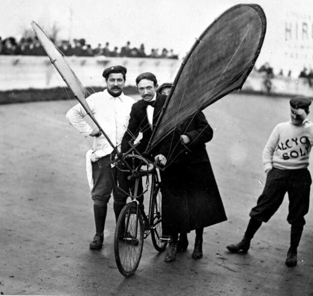 8. Мужчина готовится испытать свое изобретение - летающий велосипед в Италии, в 1895 году