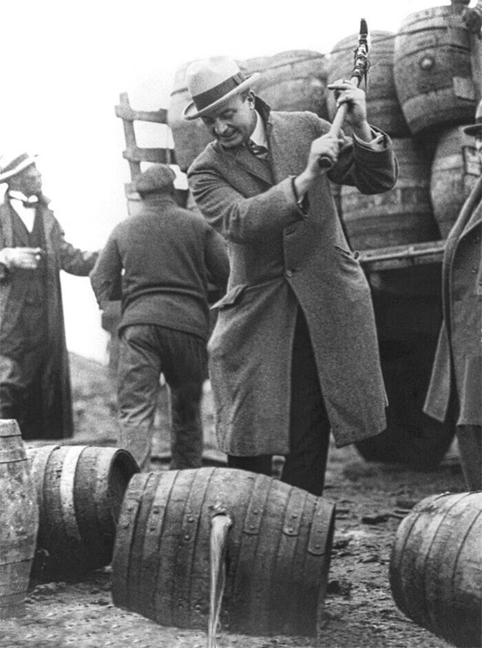 5. Ликвидация алкоголя во время сухого закона, 1920 год