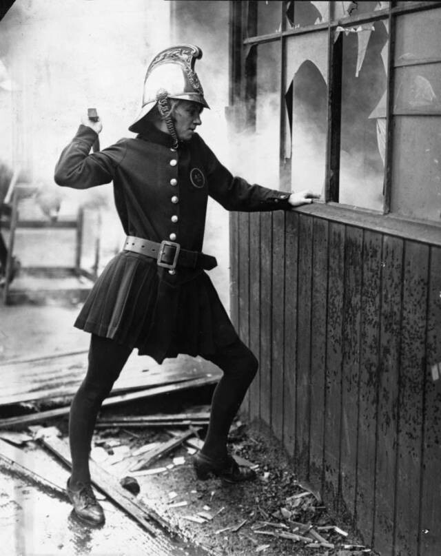 9. Женщина-пожарный в Лондоне, Англия, 1926 год