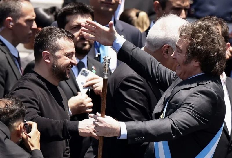 Зеленский прилетел в Аргентину для участия в инаугурации президента Милея. 