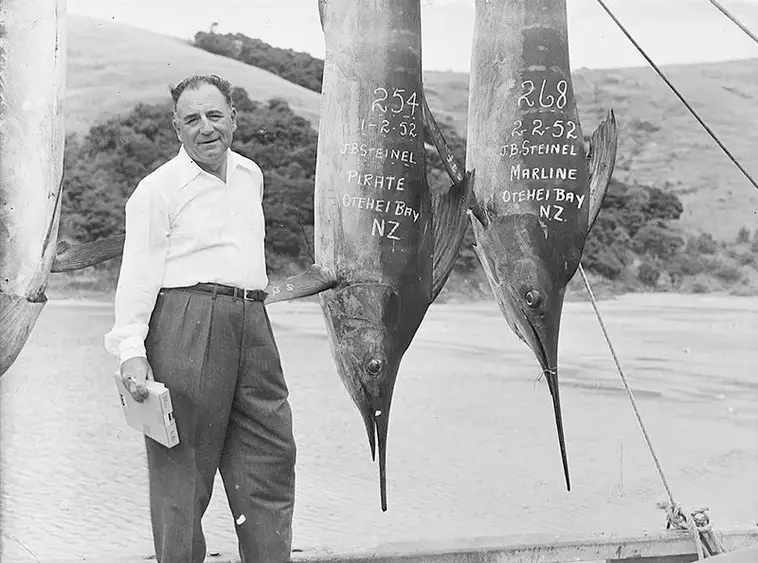 16. Мужчина с двумя большими рыбами, 1952 год