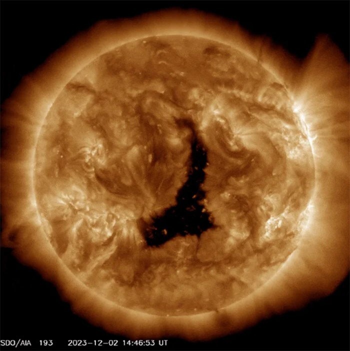 Огромная дыра на Солнце выбрасывает мощный солнечный ветер, который проносится по Солнечной системе