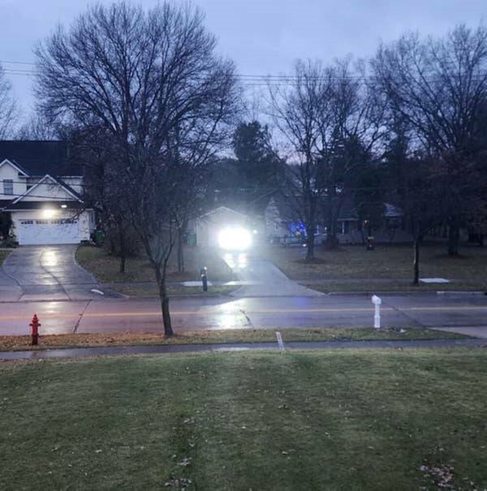 27. "Сосед всю ночь сидит в своём Hummer с включённым дальним светом, направленным прямо на мой дом"