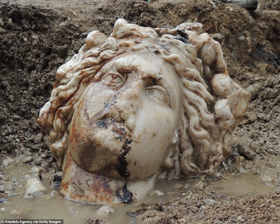 В античном городе на территории Турции нашли головы статуй Афродиты и Диониса