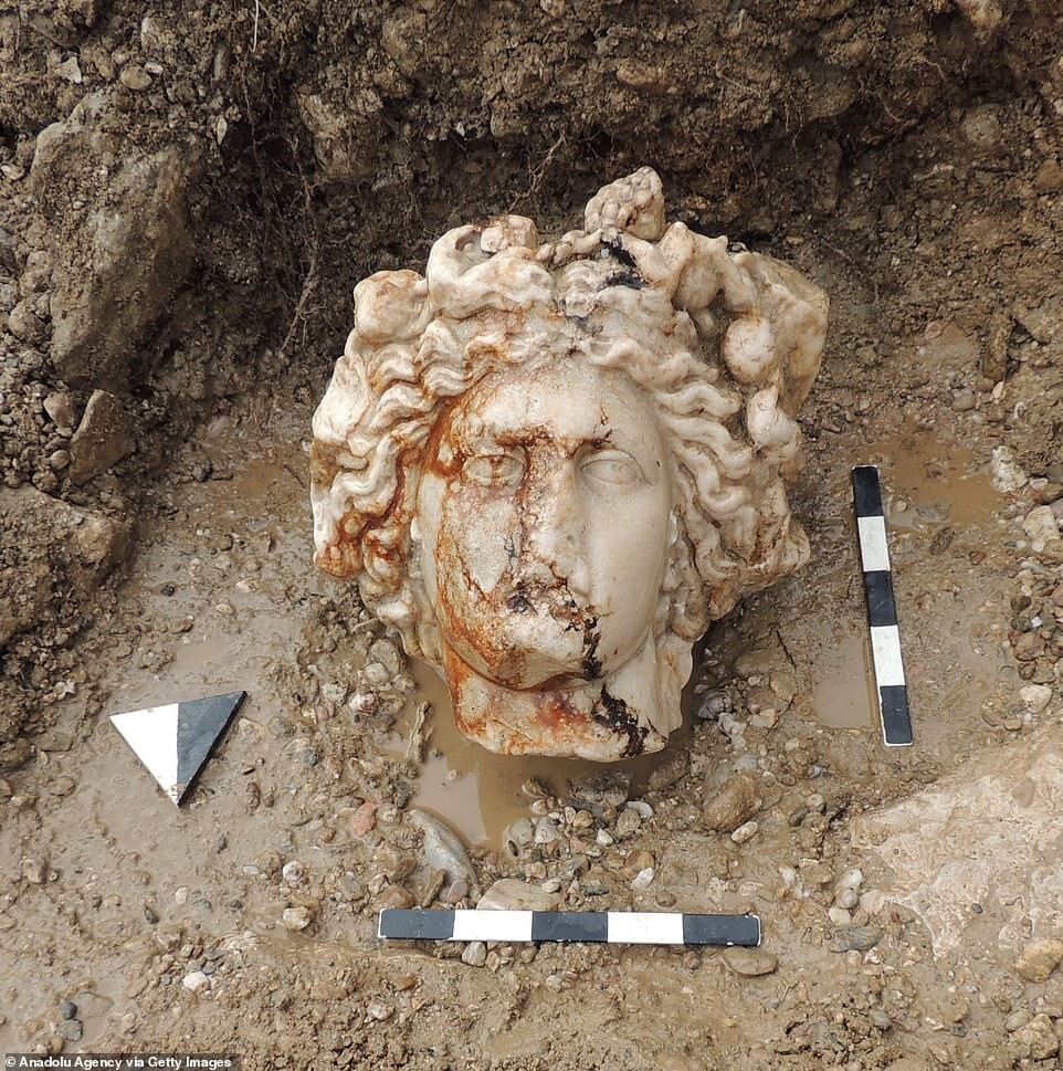 В античном городе на территории Турции нашли головы статуй Афродиты и Диониса